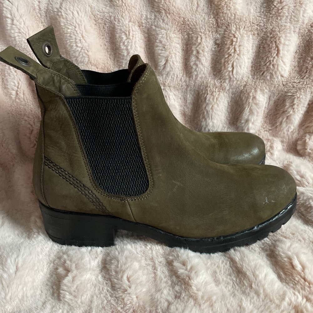 Bueno green Chelsea ankle boots.